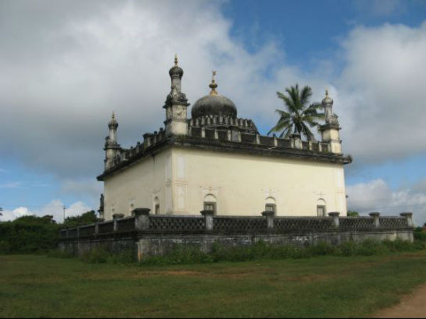 ಗದ್ದಿಗೆ/ಗದ್ದುಗೆ: