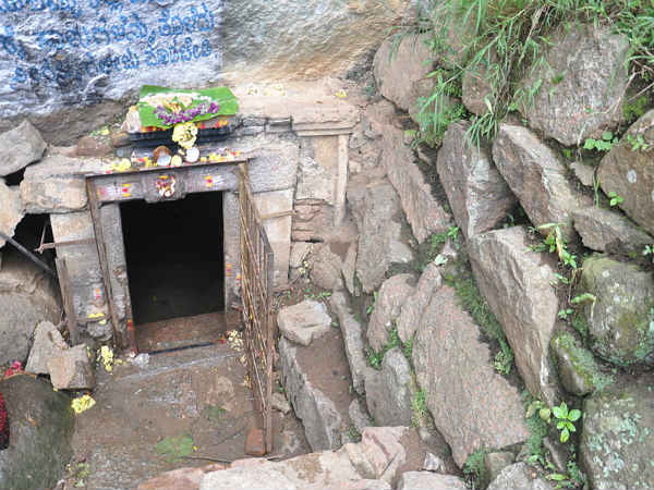 ಬನ್ನಿ ನೋಡಿರೊಮ್ಮೆ ಶಿವಗಂಗೆ, ಹತ್ತಿರೊಮ್ಮೆ ಬೆಟ್ಟ ಬನ್ನಿ ನೋಡಿರೊಮ್ಮೆ ಶಿವಗಂಗೆ, ಹತ್ತಿರೊಮ್ಮೆ ಬೆಟ್ಟ