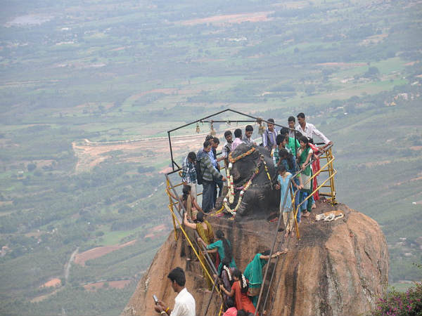 ಬನ್ನಿ ನೋಡಿರೊಮ್ಮೆ ಶಿವಗಂಗೆ, ಹತ್ತಿರೊಮ್ಮೆ ಬೆಟ್ಟ ಬನ್ನಿ ನೋಡಿರೊಮ್ಮೆ ಶಿವಗಂಗೆ, ಹತ್ತಿರೊಮ್ಮೆ ಬೆಟ್ಟ