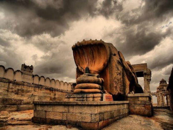 ಏನಾಶ್ಚರ್ಯ, ಬಣ್ಣ ಬದಲಾಯಿಸುವ ಶಿವಲಿಂಗ! ಏನಾಶ್ಚರ್ಯ, ಬಣ್ಣ ಬದಲಾಯಿಸುವ ಶಿವಲಿಂಗ!