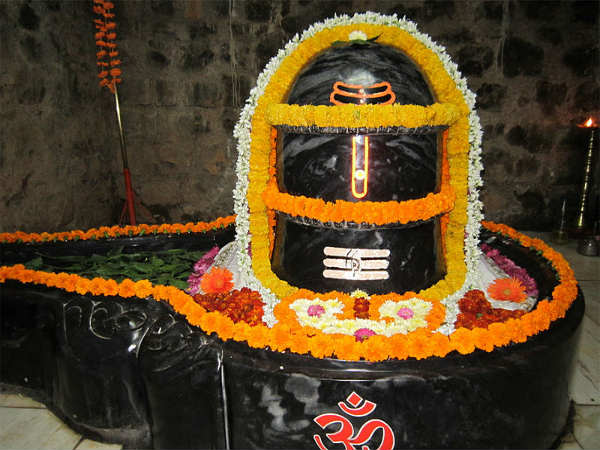 ಏನಾಶ್ಚರ್ಯ, ಬಣ್ಣ ಬದಲಾಯಿಸುವ ಶಿವಲಿಂಗ! ಏನಾಶ್ಚರ್ಯ, ಬಣ್ಣ ಬದಲಾಯಿಸುವ ಶಿವಲಿಂಗ!