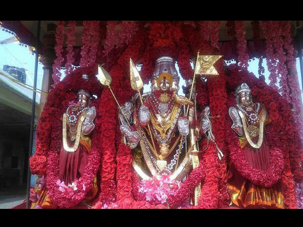 ಅರ್ಚಕನ ಜೊತೆಯಲ್ಲೆ ನೀವೂ ಮಂತ್ರ ಹೇಳಬಹುದಿಲ್ಲಿ! ಅರ್ಚಕನ ಜೊತೆಯಲ್ಲೆ ನೀವೂ ಮಂತ್ರ ಹೇಳಬಹುದಿಲ್ಲಿ!