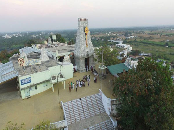 ಅರ್ಚಕನ ಜೊತೆಯಲ್ಲೆ ನೀವೂ ಮಂತ್ರ ಹೇಳಬಹುದಿಲ್ಲಿ! ಅರ್ಚಕನ ಜೊತೆಯಲ್ಲೆ ನೀವೂ ಮಂತ್ರ ಹೇಳಬಹುದಿಲ್ಲಿ!