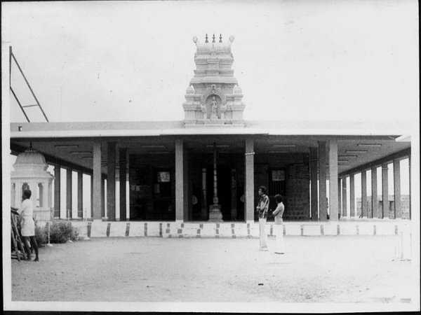 ಅರ್ಚಕನ ಜೊತೆಯಲ್ಲೆ ನೀವೂ ಮಂತ್ರ ಹೇಳಬಹುದಿಲ್ಲಿ! ಅರ್ಚಕನ ಜೊತೆಯಲ್ಲೆ ನೀವೂ ಮಂತ್ರ ಹೇಳಬಹುದಿಲ್ಲಿ!