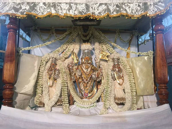 ಅರ್ಚಕನ ಜೊತೆಯಲ್ಲೆ ನೀವೂ ಮಂತ್ರ ಹೇಳಬಹುದಿಲ್ಲಿ! ಅರ್ಚಕನ ಜೊತೆಯಲ್ಲೆ ನೀವೂ ಮಂತ್ರ ಹೇಳಬಹುದಿಲ್ಲಿ!
