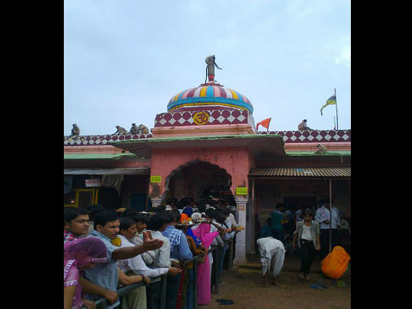 ತ್ರಿನೇತ್ರನಾಗಿ ಕುಟುಂಬದೊಂದಿಗೆ ನೆಲೆಸಿರುವ ಗಣೇಶ! ತ್ರಿನೇತ್ರನಾಗಿ ಕುಟುಂಬದೊಂದಿಗೆ ನೆಲೆಸಿರುವ ಗಣೇಶ!