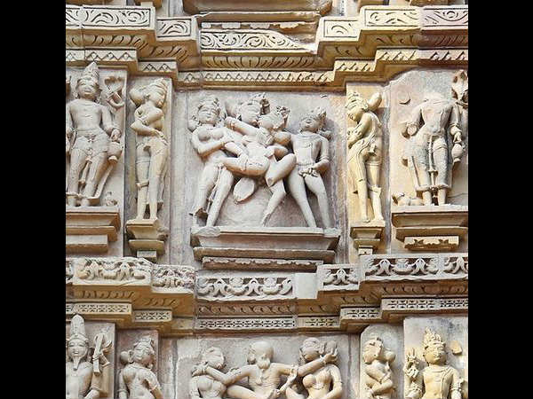 ಹೊರಗೋಡೆಗಳಲ್ಲಿ ಅರಳಿದ ಕೆತ್ತನೆ