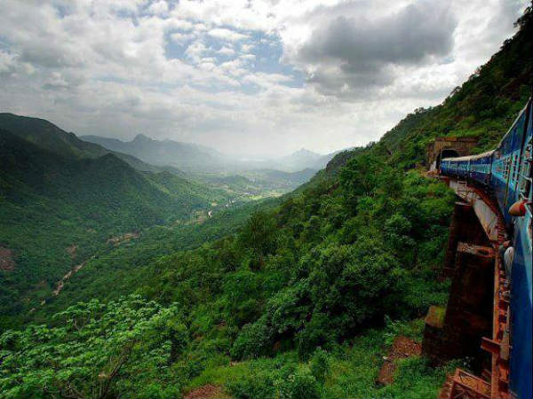 ಚುಂಬಕದಂತೆ ಸೆಳೆಯುತ್ತದೆ
