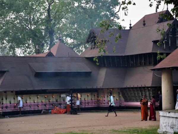 ಭಕ್ತರಿಂದ ತುಂಬಿರುತ್ತದೆ