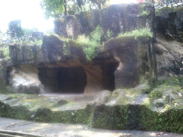 ನೆರೆಯುವ ಭಕ್ತಾದಿಗಳು