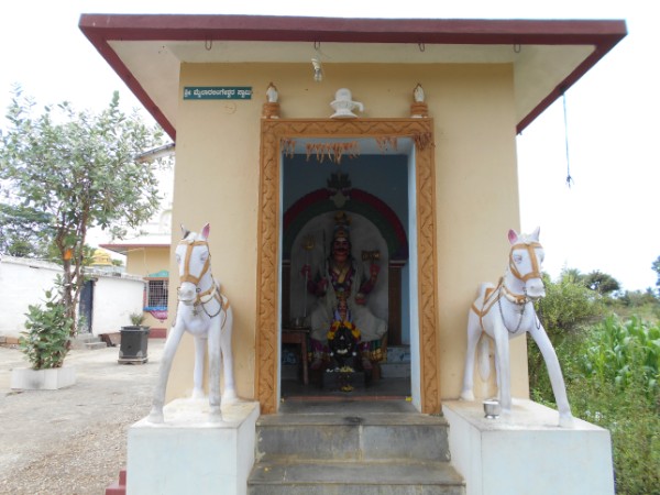 ಸಾಕಷ್ಟು ಭಕ್ತರು ಬರುತ್ತಾರೆ