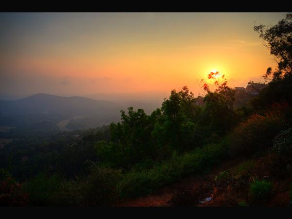 ಮೋಡಿ ಮಾಡುವ ಮಡಿಕೇರಿ ಪಟ್ಟಣ ಮೋಡಿ ಮಾಡುವ ಮಡಿಕೇರಿ ಪಟ್ಟಣ