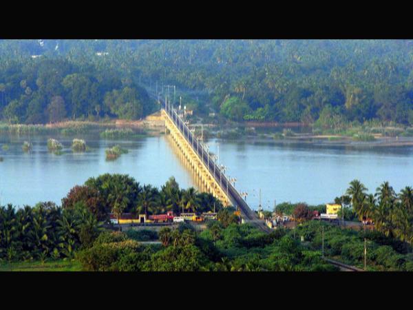 ಇನ್ನೊಂದು ಕಡೆ ಕೊಳ್ಳಿಡಂ