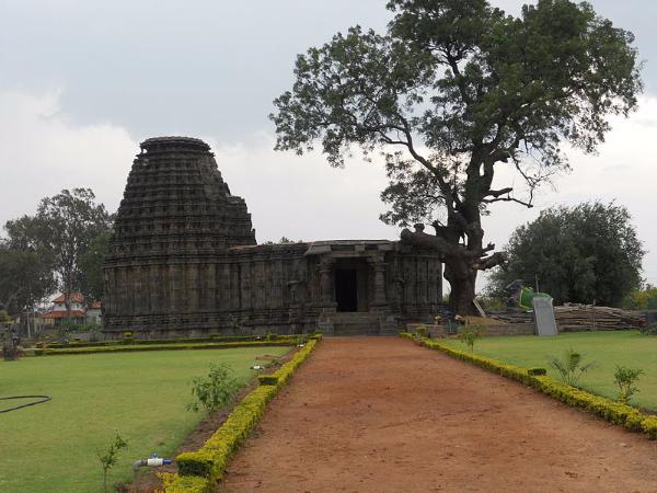 ಈ ದೊಡ್ಡಬಸಪ್ಪನ ಮುಂದೆ ತಲೆ ಆಡಿಸಲೇಬೇಕು! ಈ ದೊಡ್ಡಬಸಪ್ಪನ ಮುಂದೆ ತಲೆ ಆಡಿಸಲೇಬೇಕು!