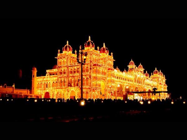 ಫಳ ಫಳ ಹೊಳೆಯುತ್ತ ಎಲ್ಲರನು ಸೆಳೆವೆವು ನಾವು! ಫಳ ಫಳ ಹೊಳೆಯುತ್ತ ಎಲ್ಲರನು ಸೆಳೆವೆವು ನಾವು!