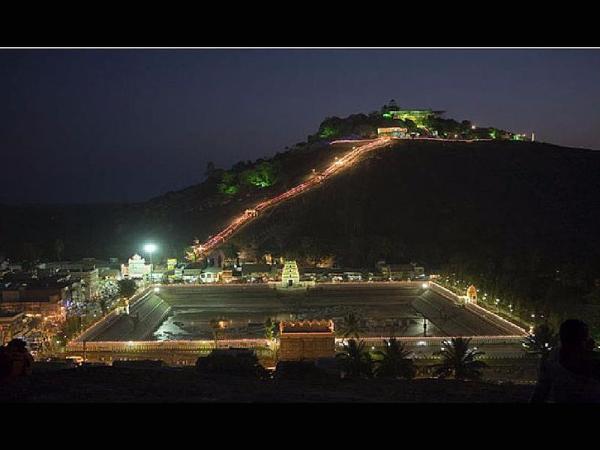 ಫಳ ಫಳ ಹೊಳೆಯುತ್ತ ಎಲ್ಲರನು ಸೆಳೆವೆವು ನಾವು! ಫಳ ಫಳ ಹೊಳೆಯುತ್ತ ಎಲ್ಲರನು ಸೆಳೆವೆವು ನಾವು!