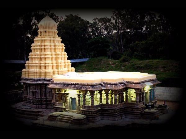 ಫಳ ಫಳ ಹೊಳೆಯುತ್ತ ಎಲ್ಲರನು ಸೆಳೆವೆವು ನಾವು! ಫಳ ಫಳ ಹೊಳೆಯುತ್ತ ಎಲ್ಲರನು ಸೆಳೆವೆವು ನಾವು!