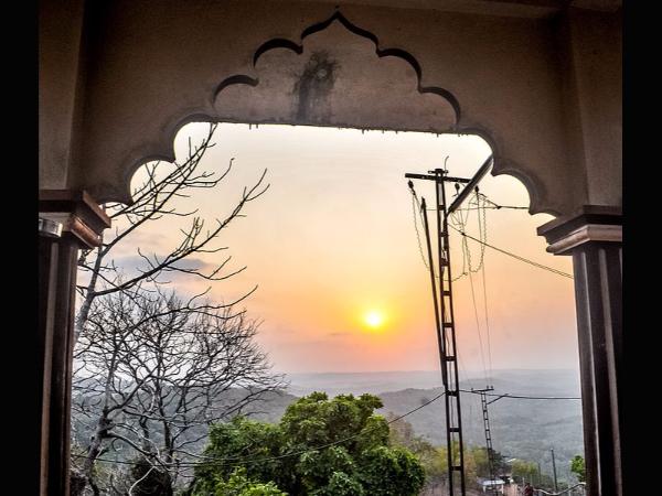 ಸುಮ್ಮನೆ ನಿಲ್ಲಿ! ಮೊದಲು ಕಾರಿಂಜ ನಾಯಕನಿಗೆ! ಸುಮ್ಮನೆ ನಿಲ್ಲಿ! ಮೊದಲು ಕಾರಿಂಜ ನಾಯಕನಿಗೆ!