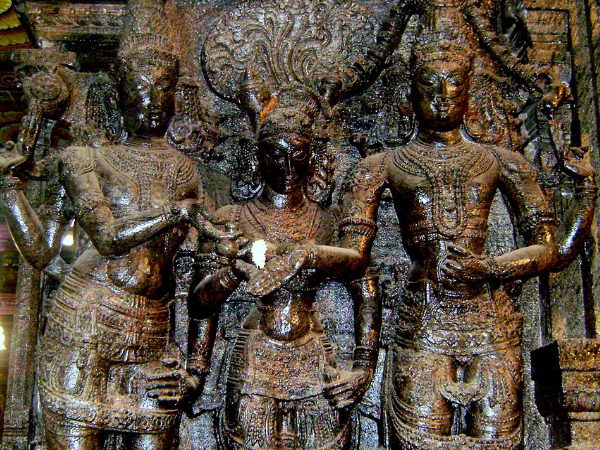 ದೇಗುಲದ ಒಳಗೆ