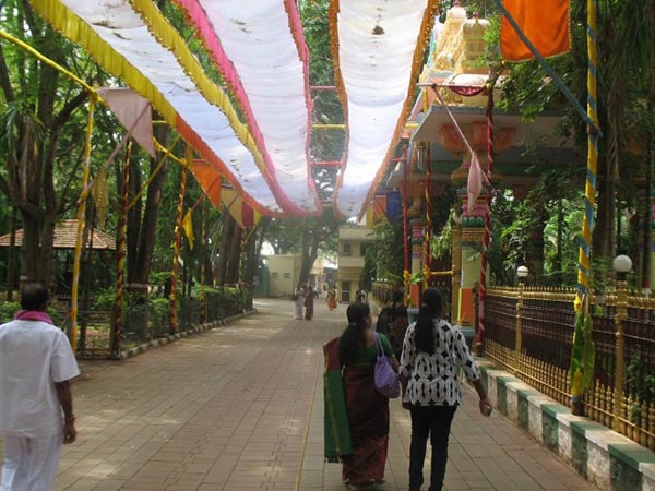 ಆಶ್ರಮದ ಆವರಣ