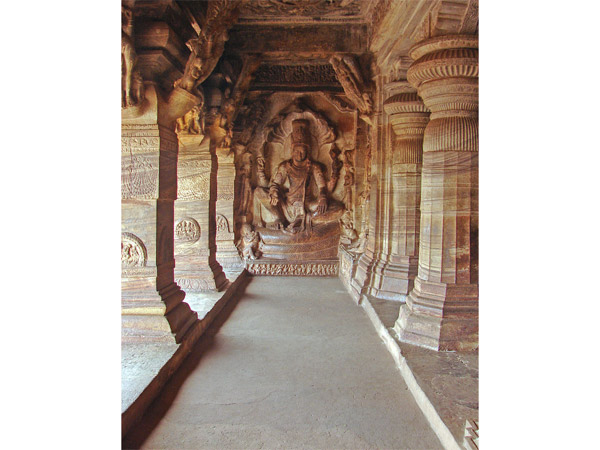 ಬಾದಾಮಿ ಗುಹಾಲಯ