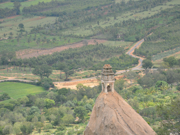ಬ೦ಡೆಯಲ್ಲಿ ಕೆತ್ತಲಾಗಿರುವ ಬಸವಣ್ಣನ ಪ್ರತಿಮೆ