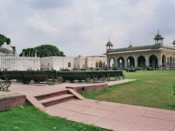 ಕೋಟೆಯ ಒಳಭಾಗದಲ್ಲಿ