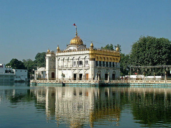 ಸರೋವರದ ಮಧ್ಯೆ