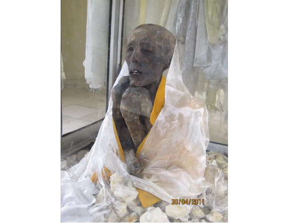 Lama's mummy in the village of Gwei (Uu) Lama's mummy in the village of Gwei (Uu)