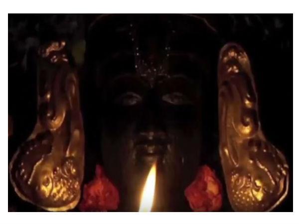 ಕರ್ಪೂರ ಕಾಂತಿಯಲ್ಲಿ ಸ್ವಾಮಿಯು ಕಣ್ಣು ತೆರೆದಿರುವ ಹಾಗೆ ದರ್ಶನ ನೀಡುವ ಏಕೈಕ ದೇವಾಲಯ