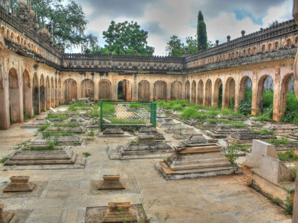 4. ಪೈಗಾಹ್ ಸಮಾಧಿ ಸ್ಥಳಗಳನ್ನು ಸ೦ದರ್ಶಿಸಿರಿ