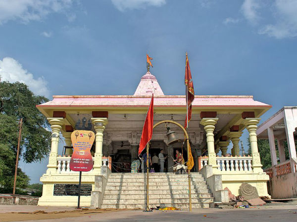 ನೂರಾರು ಭಕ್ತರು