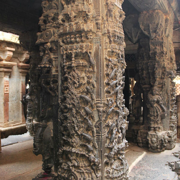 ವಸಂತ ಮಂಟಪದ ಸ್ತಂಭಗಳು