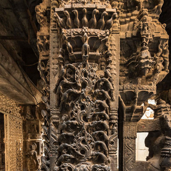 ವಸಂತ ಮಂಟಪದ ಅಲಂಕೃತ ಸ್ತಂಭ
