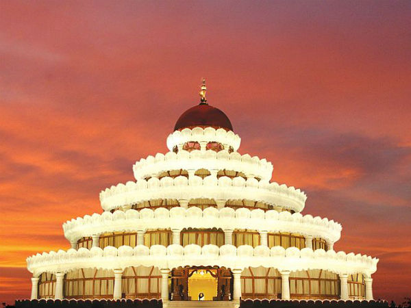 ಮಾರ್ಗಮಧ್ಯದ ಆಕರ್ಷಣೆಗಳು - ದ ಆರ್ಟ್ ಆಫ಼್ ಲಿವಿ೦ಗ್ ಆಶ್ರಮ್