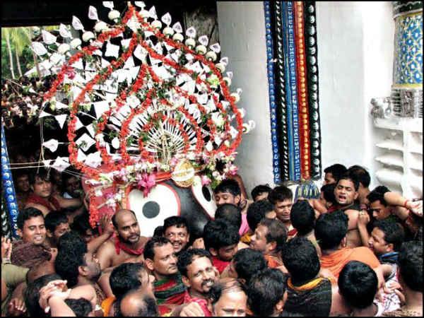 ಆಶ್ಚರ್ಯ: ಇಲ್ಲಿ ಹನುಮನನ್ನು ಬೇಡಿಗಳಿಂದ ಕಟ್ಟಿಹಾಕಿದ್ದಾರೆ!
