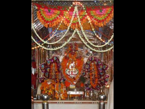 2.ಕುಟುಂಬ ಸಮೇತನಾಗಿ ನೆಲೆಸಿದ್ದಾನೆ