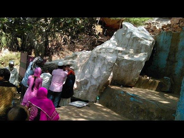 ಗಾಳಿಯಲ್ಲಿ ತೇಲುವ ಬಂಡೆಕಲ್ಲು