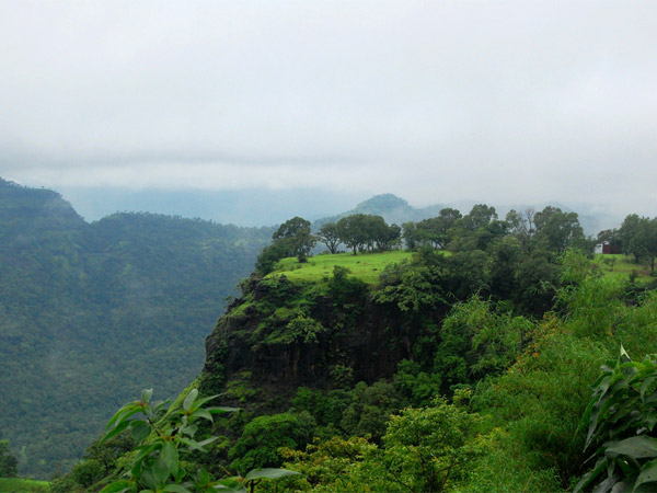 ಕರ್ಜತ್ ನ ಮೂಲಕ ಚಾರಣ
