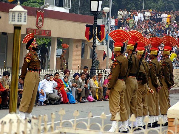 ವಾಘಾ ಗಡಿಯಲ್ಲಿ ಆಯೋಜಿಸಲಾಗುವ ರಿಟ್ರೀಟ್ ಸಮಾರ೦ಭಕ್ಕೆ ಹಾಜರಾಗಿರಿ