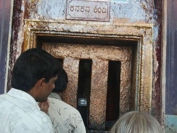 ಉಡುಪಿಯಲ್ಲಿನ ಶ್ರೀ ಕೃಷ್ಣ ಹೇಗೆ ಬಂದ ಗೊತ್ತ? ಇಲ್ಲಿದೆ ರೋಚಕ ಕಥೆ....