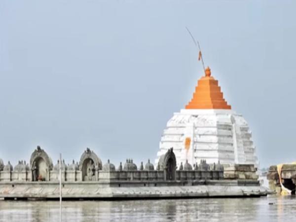 ಎಂಟು ತಿಂಗಳು ನೀರಿನಲ್ಲಿಯೇ ಇರುವ ದೇವಾಲಯವಿದು.....