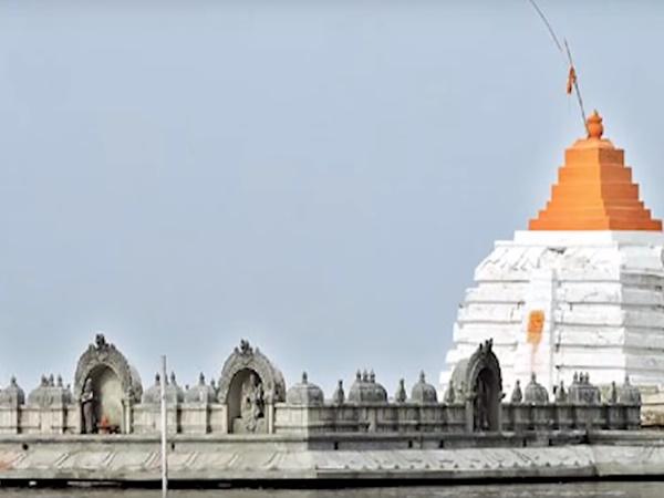 ಎಂಟು ತಿಂಗಳು ನೀರಿನಲ್ಲಿಯೇ ಇರುವ ದೇವಾಲಯವಿದು.....