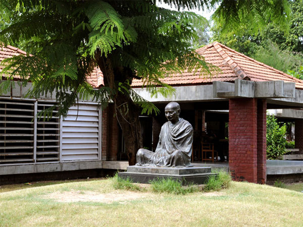 ಸಬರಮತಿ ಆಶ್ರಮದಲ್ಲಿ ಐತಿಹಾಸಿಕ ಜೀವನವನ್ನು ಕಳೆಯಿರಿ