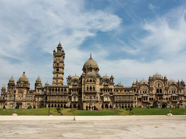 ಲಕ್ಷ್ಮೀ ವಿಲಾಸ ಅರಮನೆಯನ್ನು ಸ೦ದರ್ಶಿಸಿರಿ
