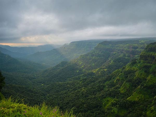 ಅ೦ಬೋಲಿಯನ್ನು ಸ೦ದರ್ಶಿಸಲು ಅತೀ ಪ್ರಶಸ್ತವಾಗಿರುವ ಕಾಲಾವಧಿ