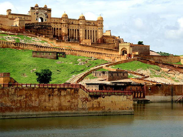 ಜೈಪುರ್, ಜೋಧ್ ಪುರ್, ಮತ್ತು ಜೈಸಲ್ಮೇರ್ ಗಳಿಗೆ ಪ್ರವಾಸವನ್ನು ಕೈಗೊಳ್ಳಿರಿ