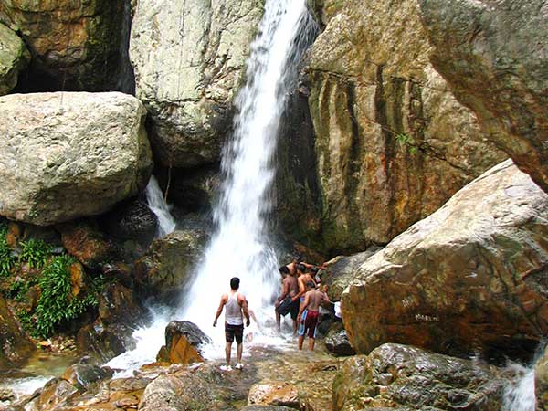2) ಮೇಘಮಲೈ ಜಲಪಾತ