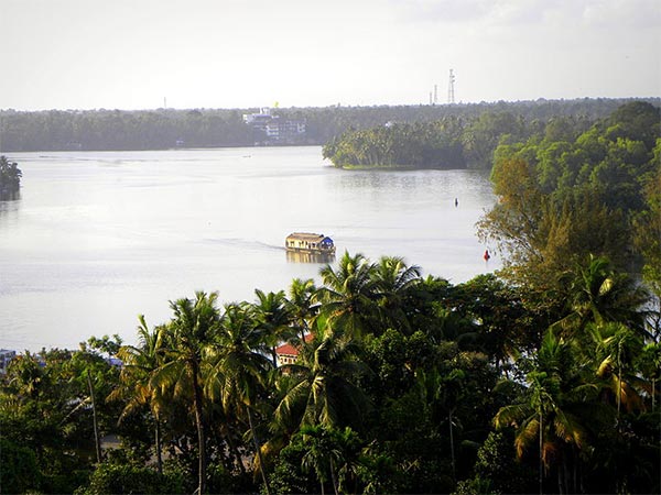 ಅಷ್ಟಮುಡಿ ಸರೋವರದ ಬಗ್ಗೆ ಸ್ವಲ್ಪ ತಿಳಿಯೋಣ