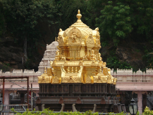 1. ವಿಜಯವಾಡದಲ್ಲಿರುವ ಕನಕ ದುರ್ಗಾ ಪವಿತ್ರ ದೇವಾಲಯ